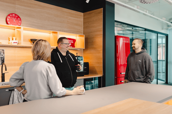 picture-of-neomore-employees