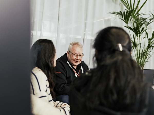 picture-of-neomore-employees